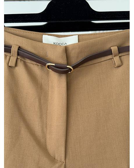 Kocca — Calça camel c/ cinto (Detalhe)